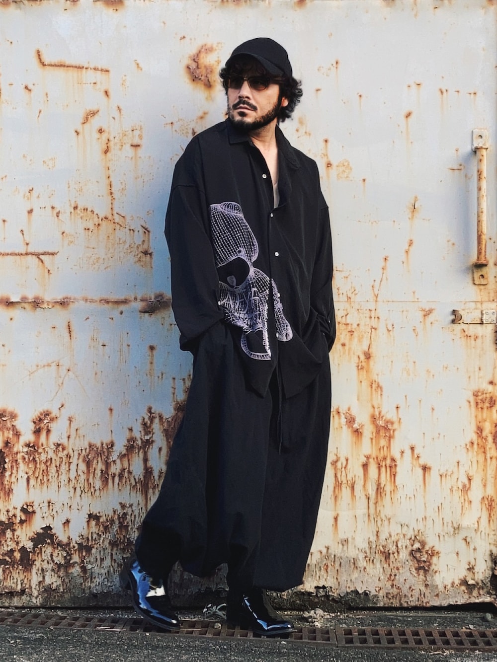 ブラック系のシャツ/ブラウス、ブラック系のその他パンツ、ブラック系のブーツを着用したメンズの秋コーディネートの3枚目の写真