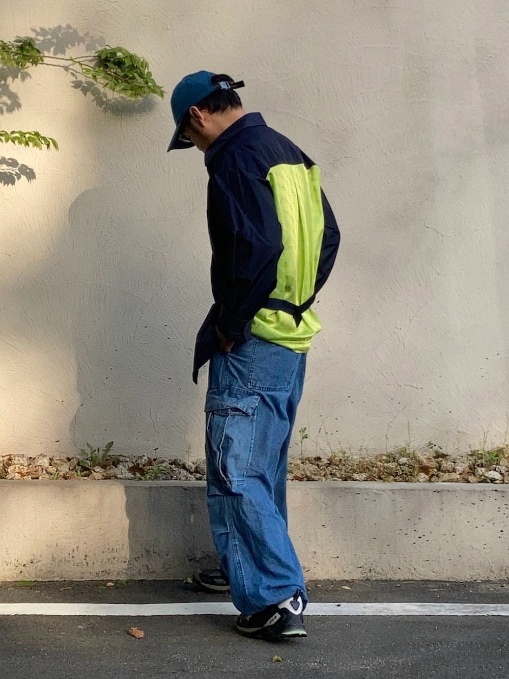 ブラック系のシャツ/ブラウス、ブルー系のカーゴパンツ、ブラック系のスニーカーを着用したメンズの春コーディネートの5枚目の写真