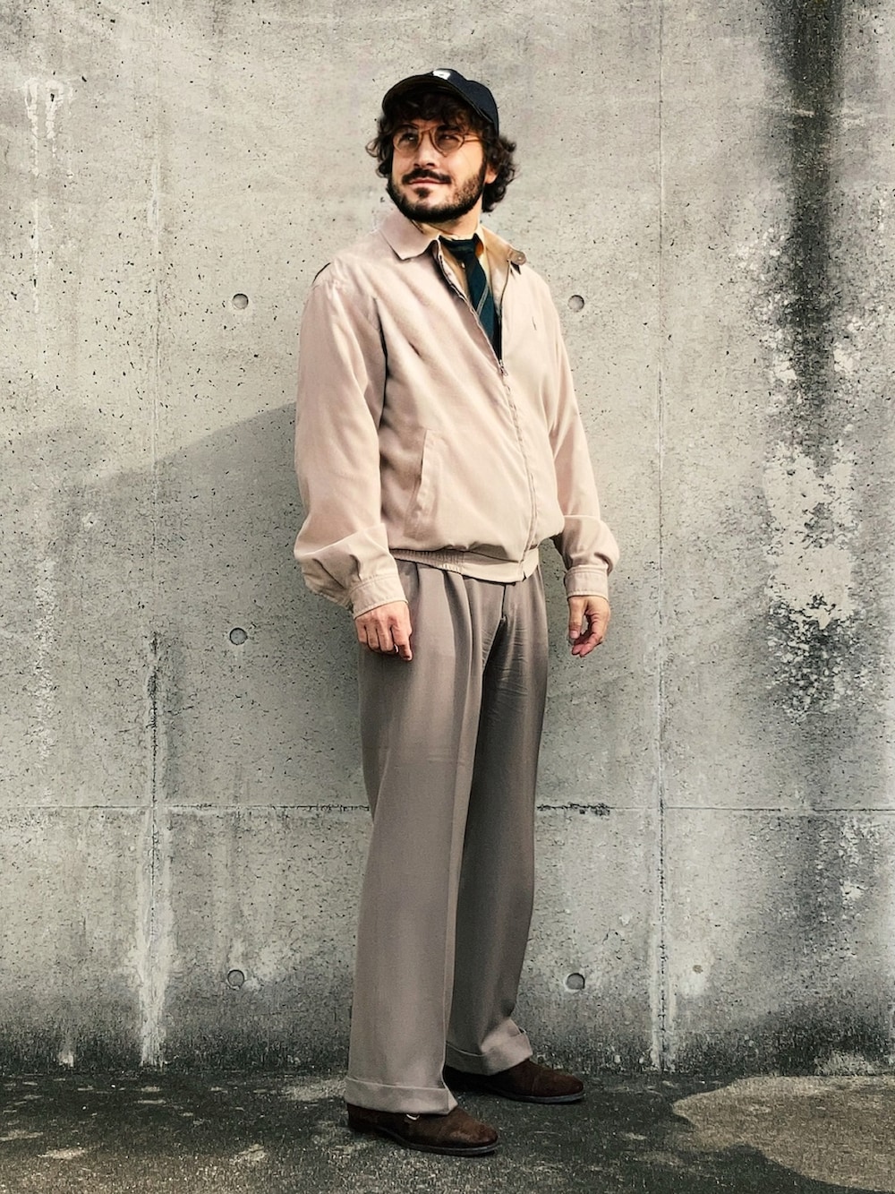 ベージュ系のブルゾン、イエロー系のシャツ/ブラウス、グレー系のスラックスを着用したメンズの秋コーディネートの3枚目の写真