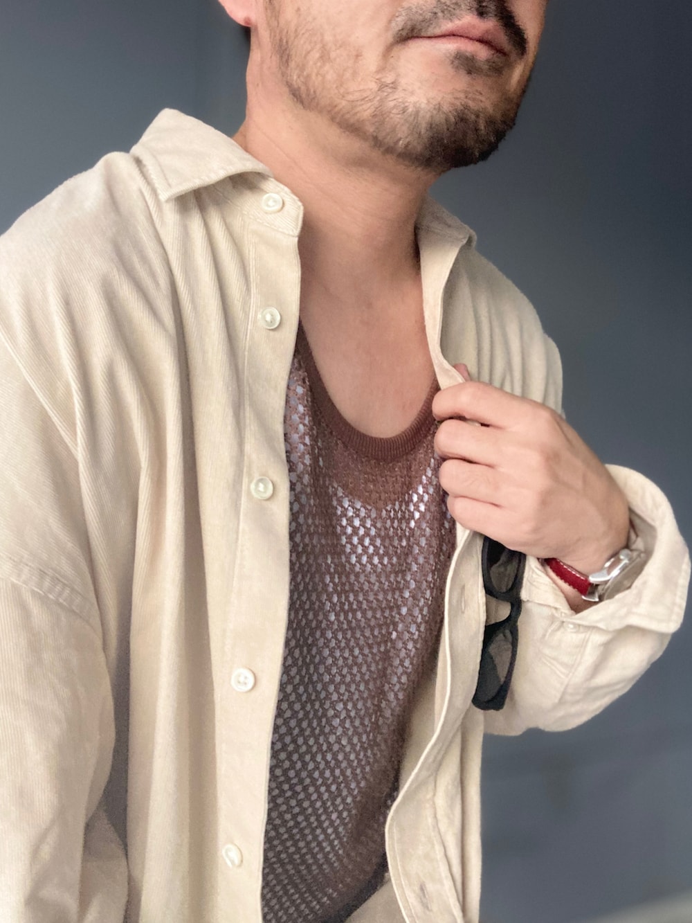 ブラウン系のタンクトップ、ベージュ系のシャツ/ブラウス、ベージュ系のその他パンツを着用したメンズの夏コーディネートの5枚目の写真