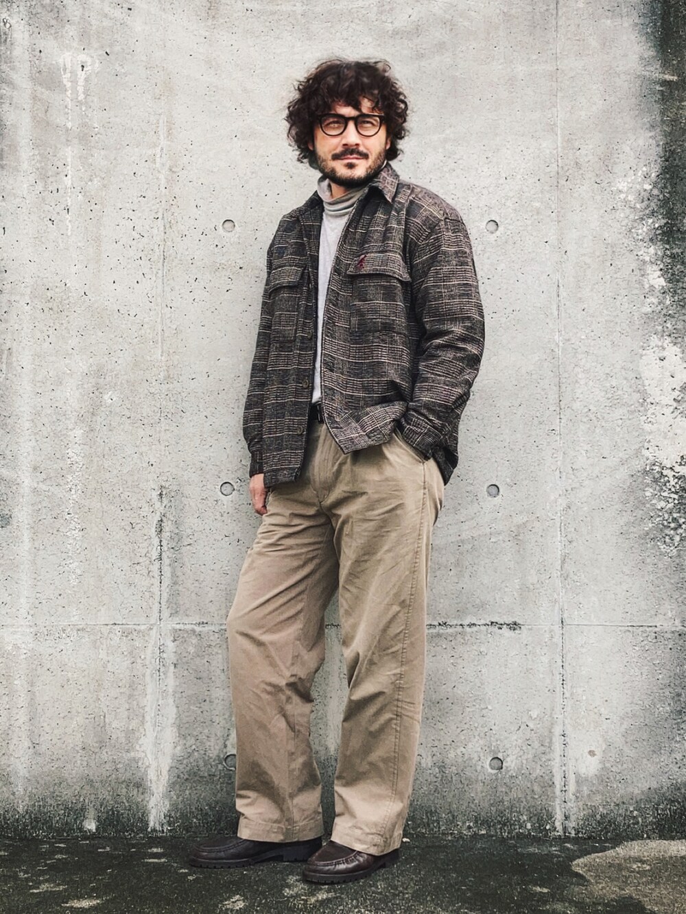 グレー系のTシャツ/カットソー、ブラウン系のブルゾン、ベージュ系のチノパンツを着用したメンズの秋コーディネートの4枚目の写真