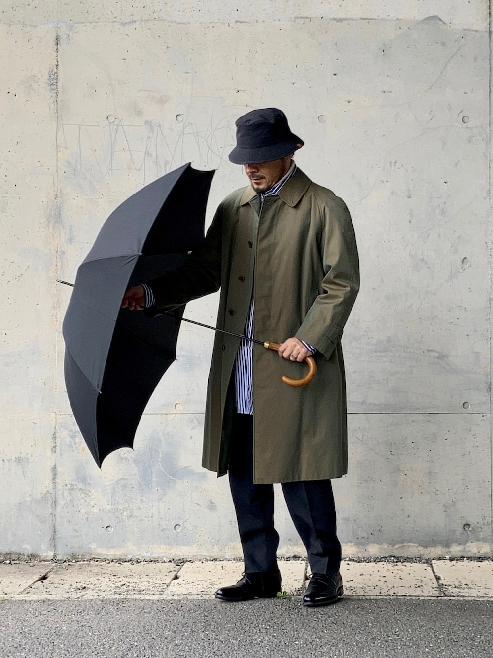 ホワイト系のTシャツ/カットソー、ブルー系のシャツ/ブラウス、その他のステンカラーコートを着用したメンズの春コーディネートの3枚目の写真