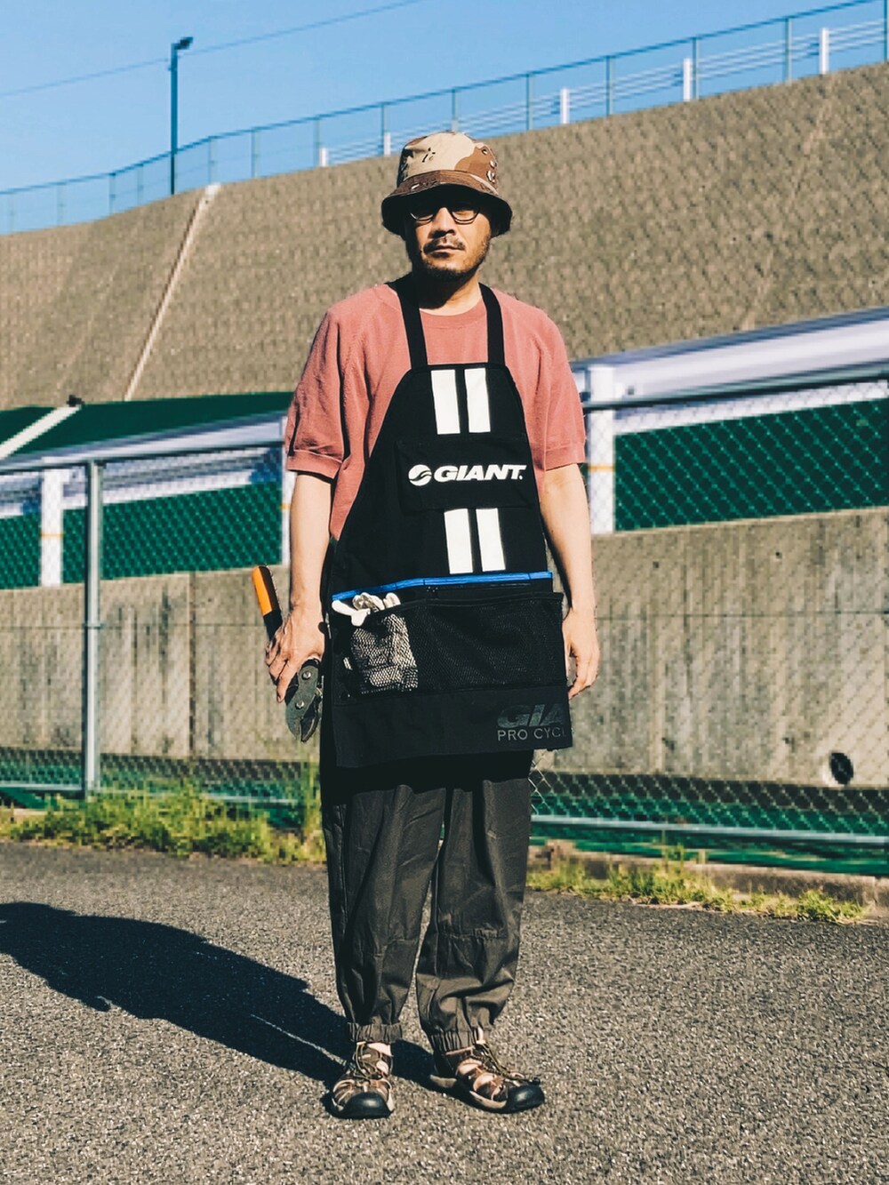 ブラック系のサンダル、ピンク系のTシャツ/カットソー、グリーン系のその他パンツを着用したメンズの春コーディネートの4枚目の写真