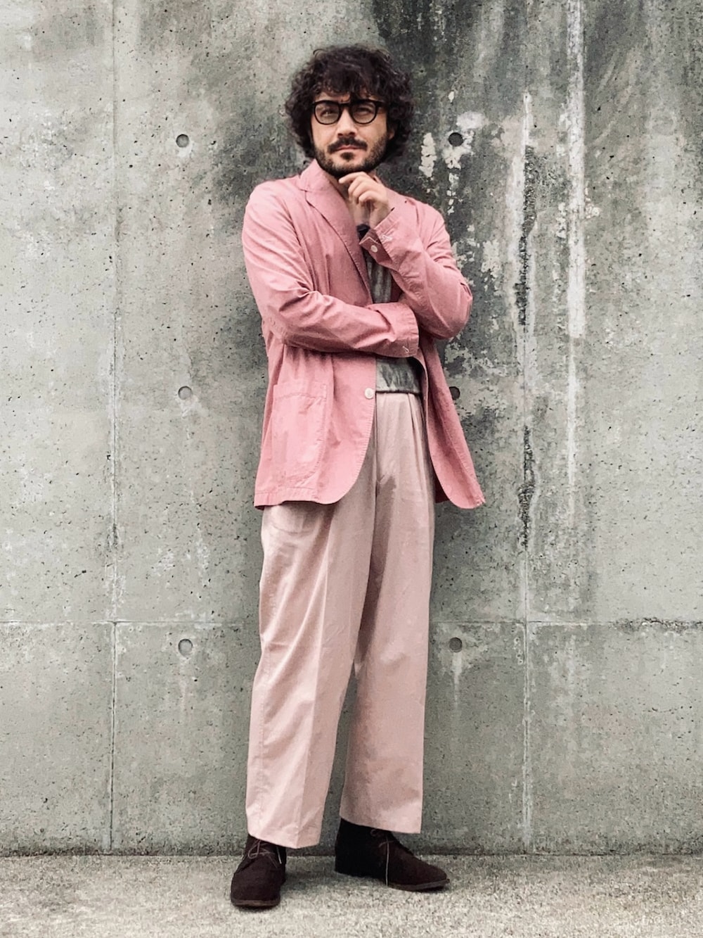 ブラウン系のTシャツ/カットソー、ピンク系のテーラードジャケット、ピンク系のスラックスを着用したメンズの秋コーディネートの2枚目の写真