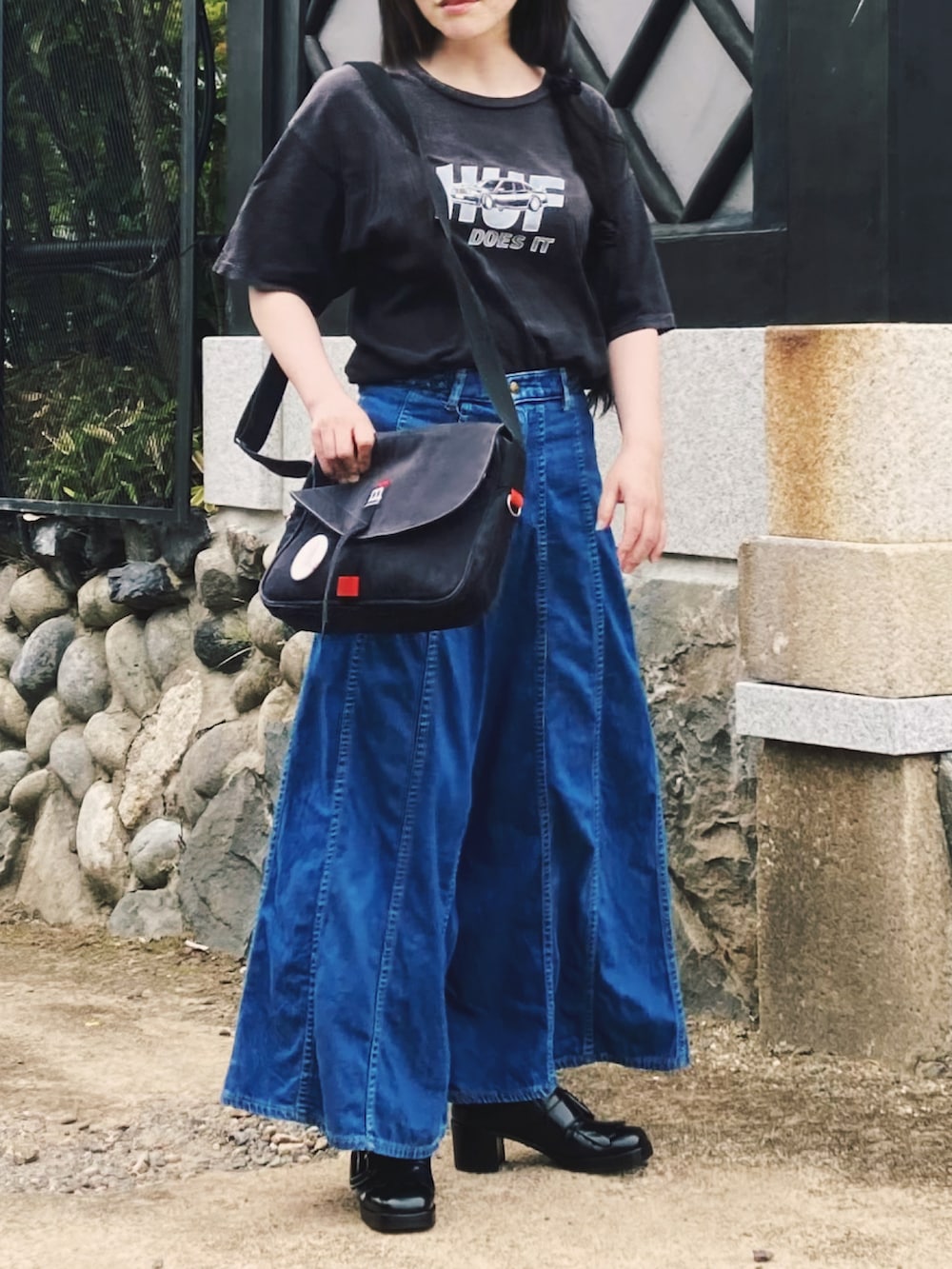 ブルー系のデニムパンツ、ブラック系のTシャツ/カットソー、ブラック系のローファーを着用したレディースの夏コーディネートの3枚目の写真