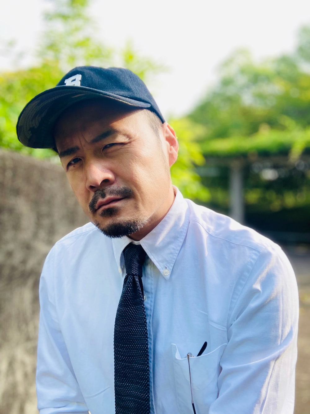 「夏のコスメと服、メンズコスメ、初夏コーデ、夏コーデ、メガネ男子、ネクタイコーデ、ニットタイ、カーゴパンツ、キャップ、シャツスタイル、ミリタリーコーデ、アメトラ、アイビー、タックイン、ロールアップ」｜「FAIRFAXのfairfax for thomas mason oxford BD size L古着（シャツ/ブラウス、ホワイト系）」を使った、koppaさん（メンズ・169cm）の春コーディネートの2枚目の写真
