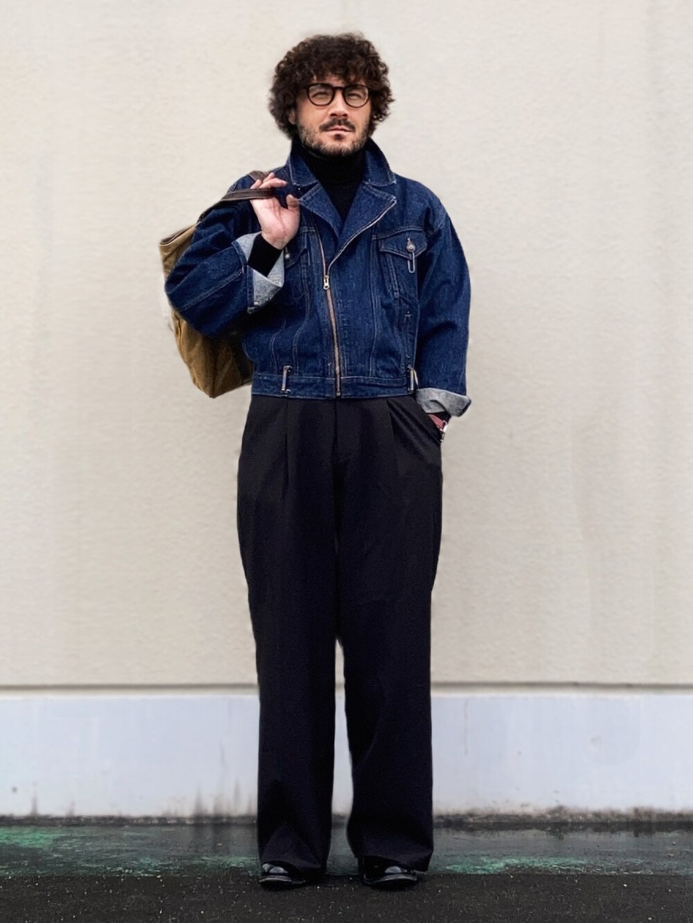 ブルー系のライダースジャケット、ブラック系のスラックス、ブラック系のブーツを着用したメンズの冬コーディネートの2枚目の写真