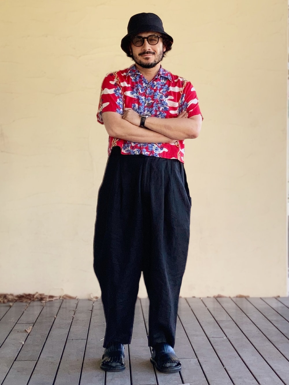 レッド系のシャツ/ブラウス、ブラック系のサンダル、ブラック系のその他パンツを着用したメンズの夏コーディネートの3枚目の写真