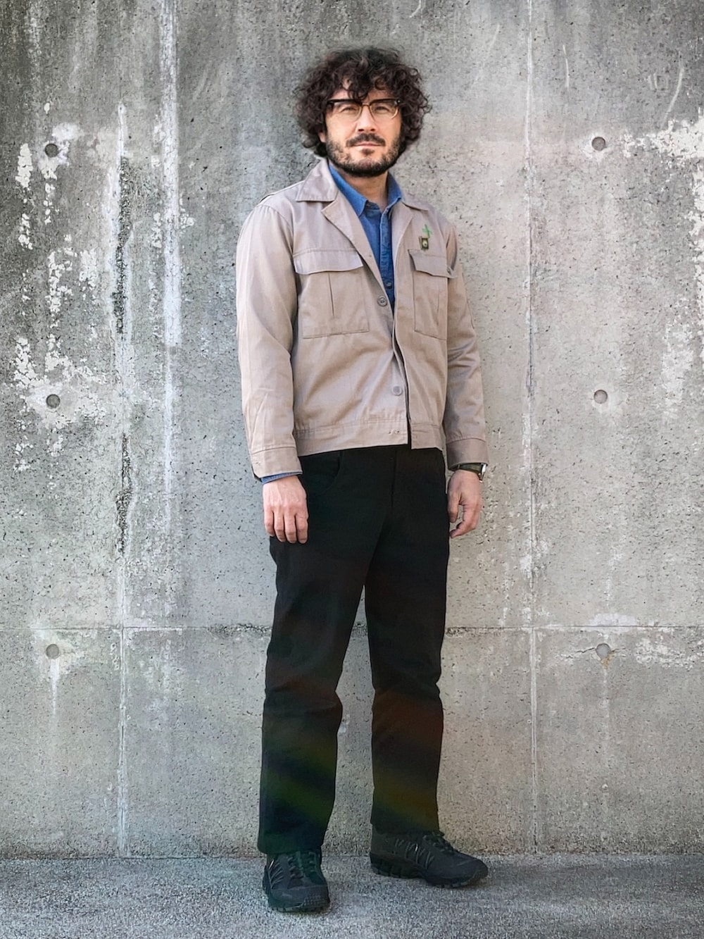ベージュ系のその他アウター、ブルー系のシャツ/ブラウス、ブラック系のパンツを着用したメンズの春コーディネートの3枚目の写真