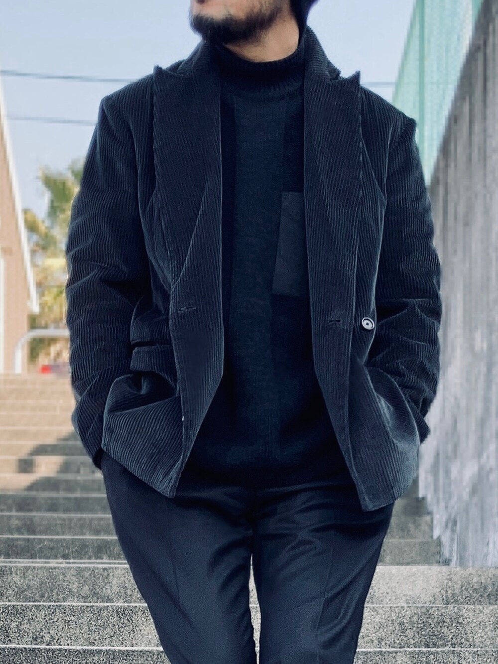 ブラック系のニット/セーター、グレー系のテーラードジャケット、ブラック系のその他パンツを着用したメンズの冬コーディネートの3枚目の写真