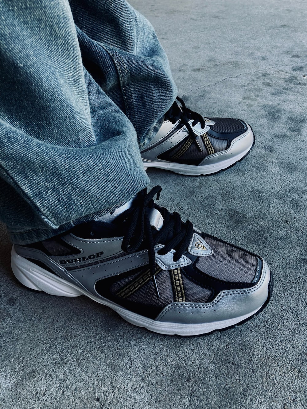 ブラック系のタンクトップ、ブラック系のテーラードジャケット、ブルー系のデニムパンツを着用したメンズの夏コーディネートの5枚目の写真