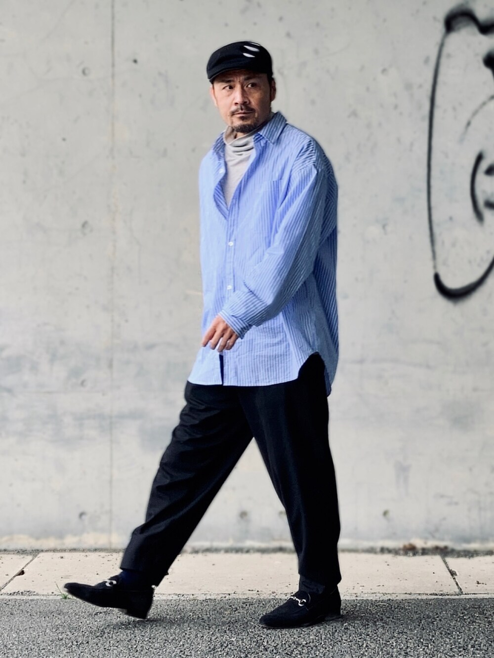 ブルー系のシャツ/ブラウス、グレー系のTシャツ/カットソー、ブラック系のその他パンツを着用したメンズの春コーディネートの4枚目の写真