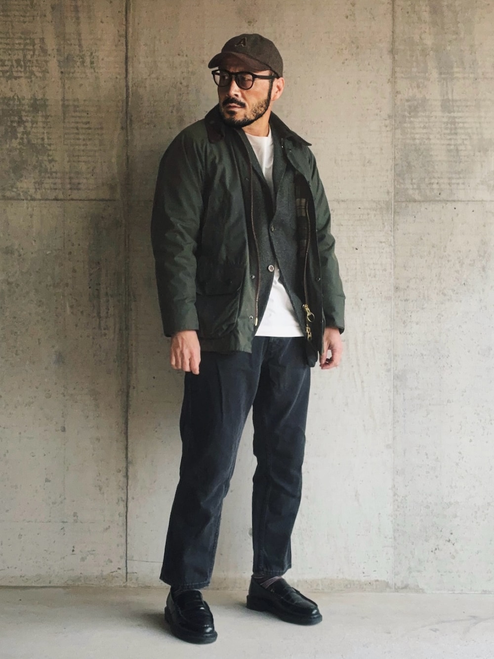 グレー系のテーラードジャケット、グリーン系のその他アウター、ホワイト系のTシャツ/カットソーを着用したメンズの冬コーディネートの3枚目の写真