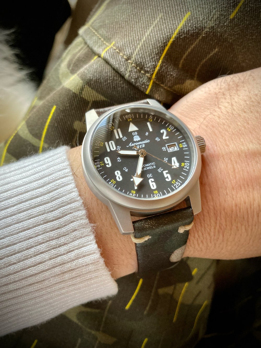 ホワイト系のニット/セーター、ブルー系のテーラードジャケット、その他のパンツを着用したメンズの春コーディネートの3枚目の写真