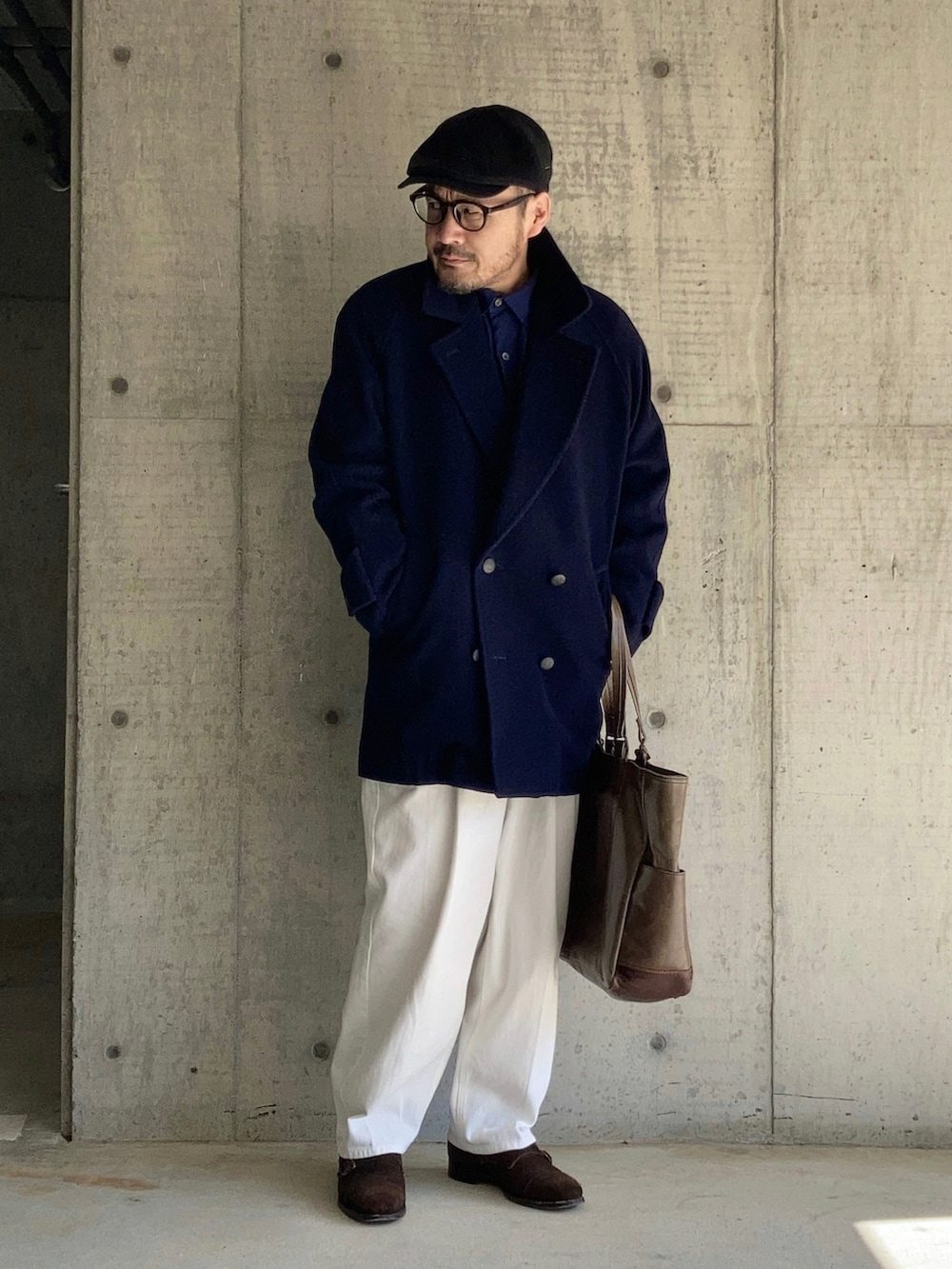 ブルー系のピーコート、ホワイト系のスラックス、ブラウン系のドレスシューズを着用したメンズの秋コーディネートの4枚目の写真