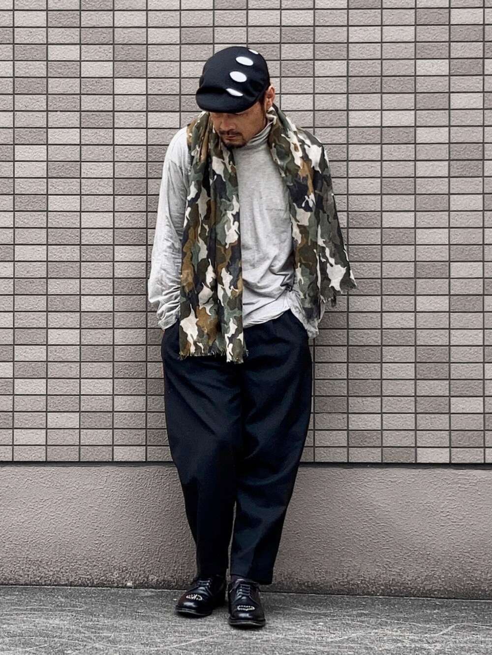 グレー系のTシャツ/カットソー、ブラック系のその他パンツ、ブラック系のドレスシューズを着用したメンズの春コーディネートの4枚目の写真