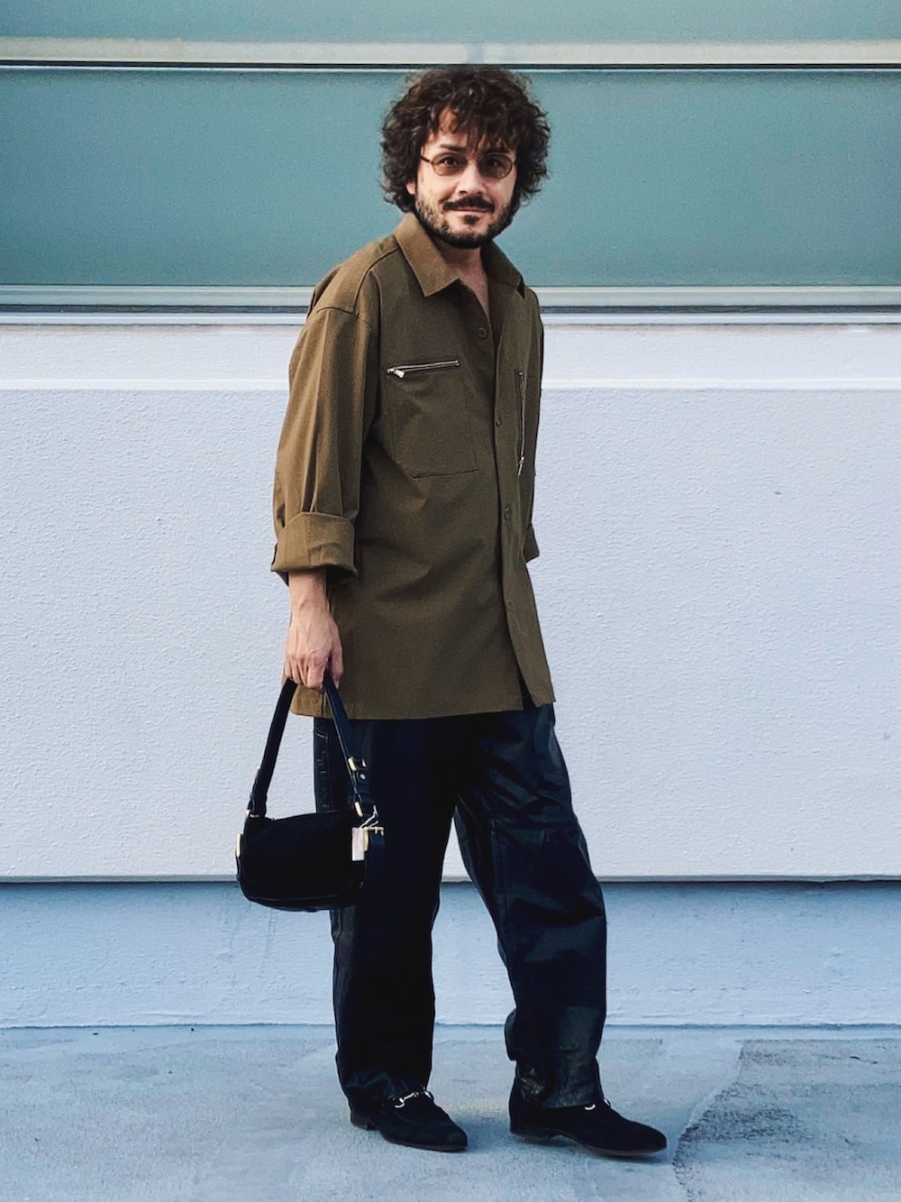 ベージュ系のセットアップ、ブラック系のその他パンツ、ブラック系のローファーを着用したメンズの秋コーディネートの2枚目の写真