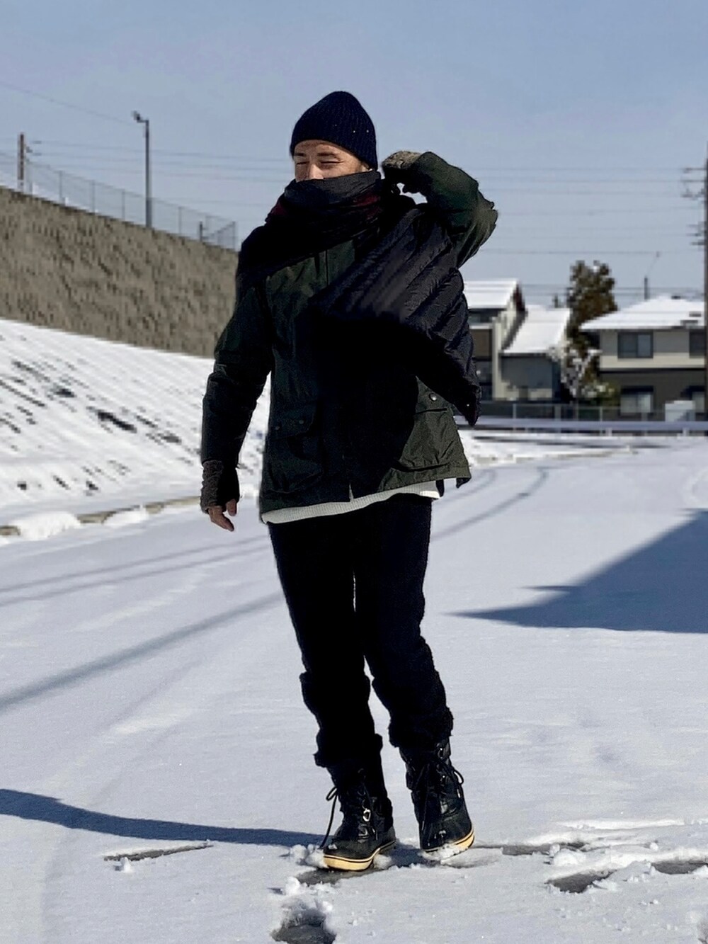 「マフラーぐるぐる、雪、ブーツ、ブーツイン、barbour、あったかコーデ、スラックス、冬コーデ、ダウンマフラー、ニット帽、手袋、Yライン、スノーシューズ、ボアシューズ、オイルドジャケット」｜「UNIQLOのオールドユニクロ古着ニット　毛玉感が好み（ニット/セーター、その他）」を使った、koppaさん（メンズ・169cm）の冬コーディネートの2枚目の写真