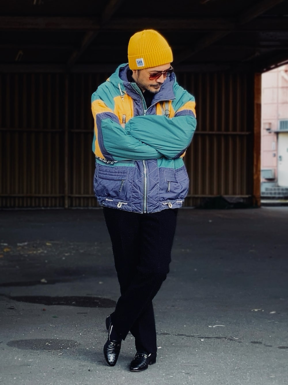 その他のナイロンジャケット、ブラック系のスラックス、ブラック系のローファーを着用したメンズの冬コーディネートの2枚目の写真