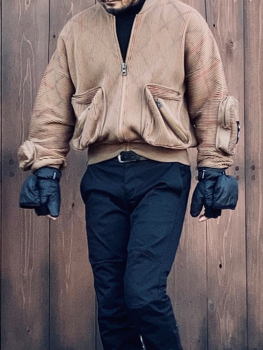 ブラウン系のMA-1、ブラック系のTシャツ/カットソー、ブラック系のその他パンツを着用したメンズの秋コーディネートの2枚目の写真