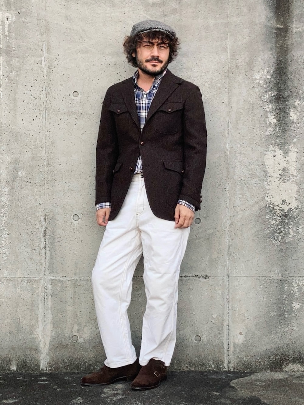 ホワイト系のデニムパンツ、ブルー系のシャツ/ブラウス、ブラウン系のテーラードジャケットを着用したメンズの秋コーディネートの4枚目の写真