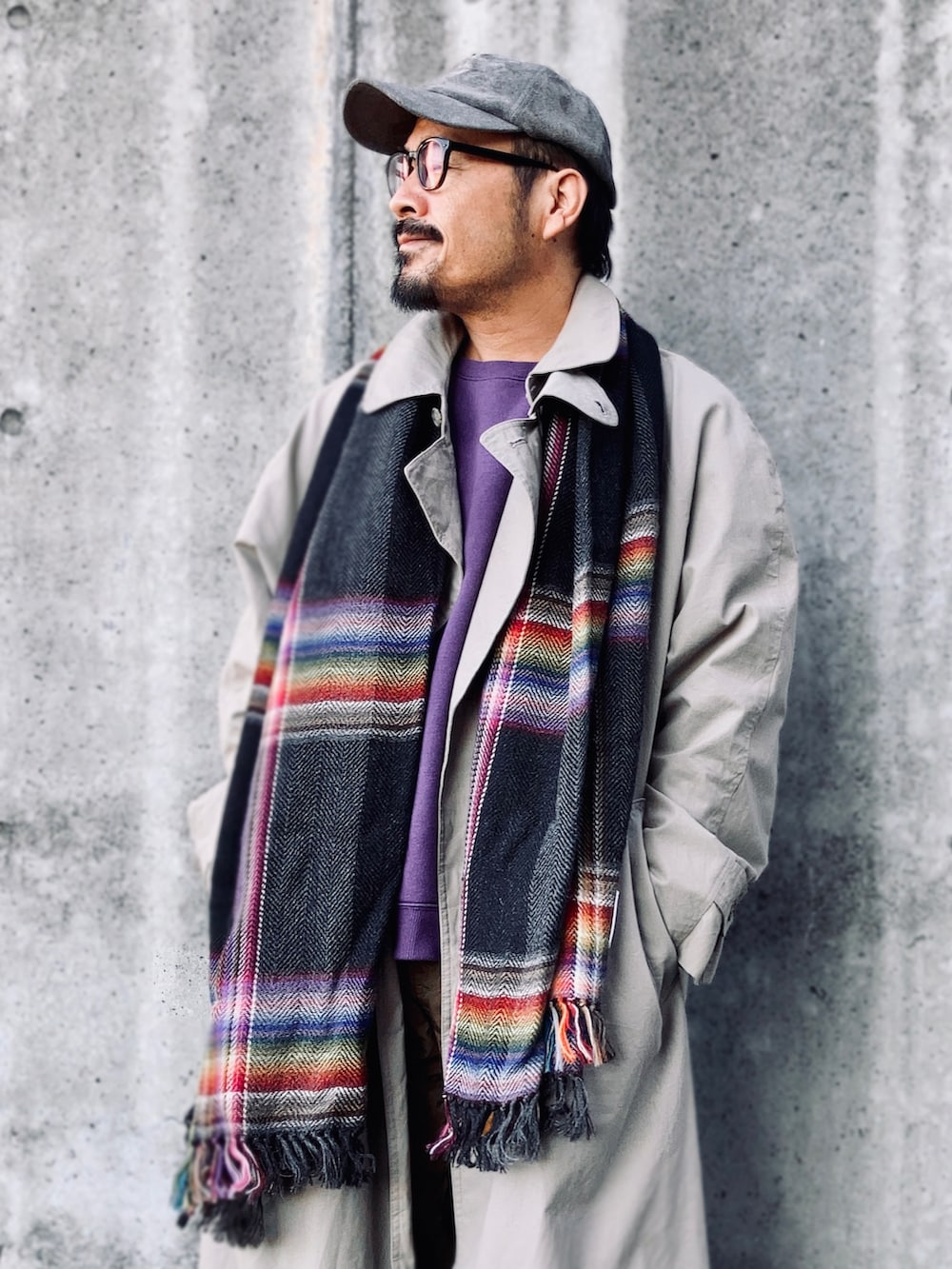 パープル系のスウェット、ベージュ系のトレンチコート、グリーン系のその他パンツを着用したメンズの秋コーディネートの5枚目の写真