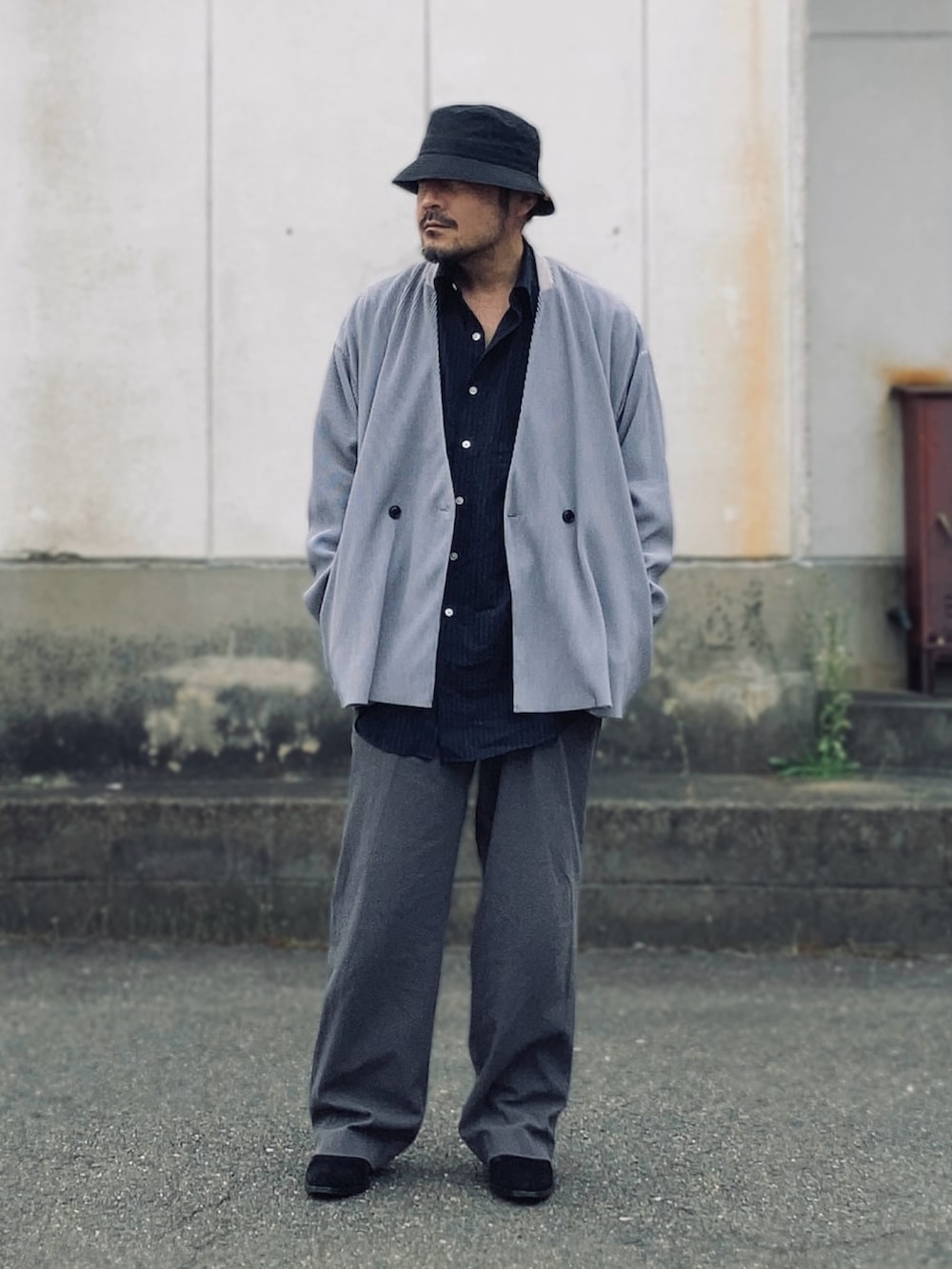 グレー系のスラックス、ブルー系のシャツ/ブラウス、グレー系のノーカラージャケットを着用したメンズの春コーディネートの3枚目の写真