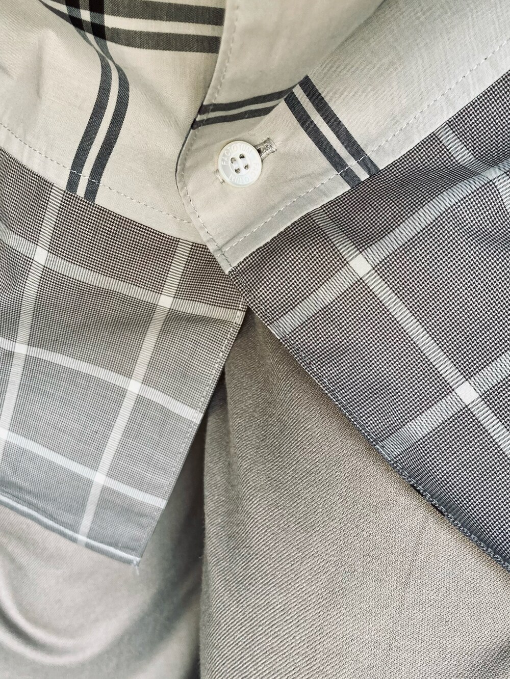 ベージュ系のシャツ/ブラウス、ベージュ系のスラックス、ブラウン系のスリッポンを着用したメンズの春コーディネートの3枚目の写真