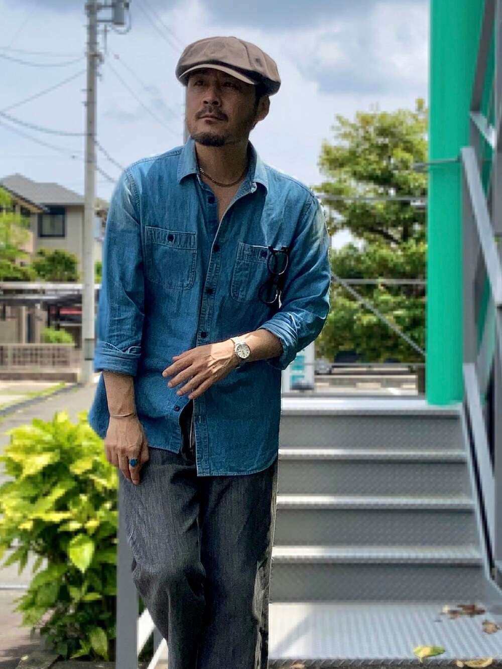 ブルー系のシャツ/ブラウス、グレー系のデニムパンツ、ブラック系のサンダルを着用したメンズの春コーディネートの3枚目の写真