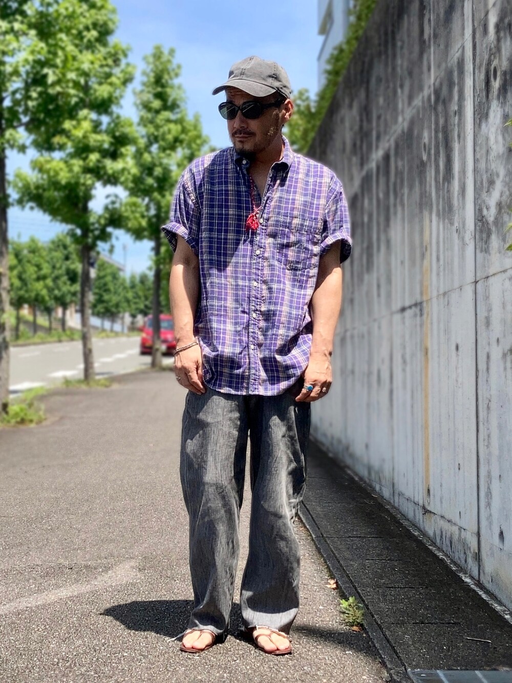 パープル系のシャツ/ブラウス、グレー系のデニムパンツ、ブラウン系のサンダルを着用したメンズの夏コーディネートの2枚目の写真