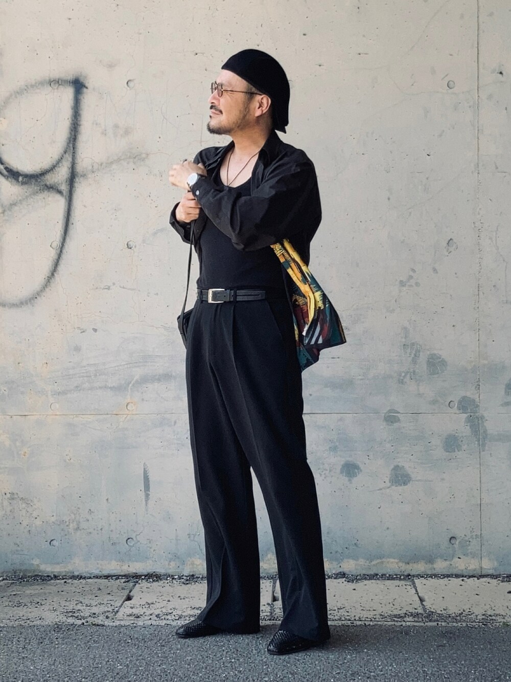 ブラック系のシャツ/ブラウス、ブラック系のタンクトップ、ブラック系のスラックスを着用したメンズの春コーディネートの2枚目の写真