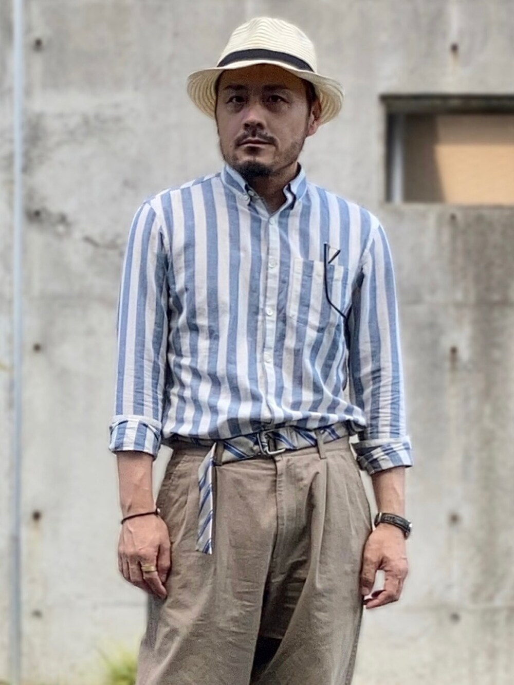 ブルー系のシャツ/ブラウス、ベージュ系のチノパンツ、その他のドレスシューズを着用したメンズの夏コーディネートの4枚目の写真