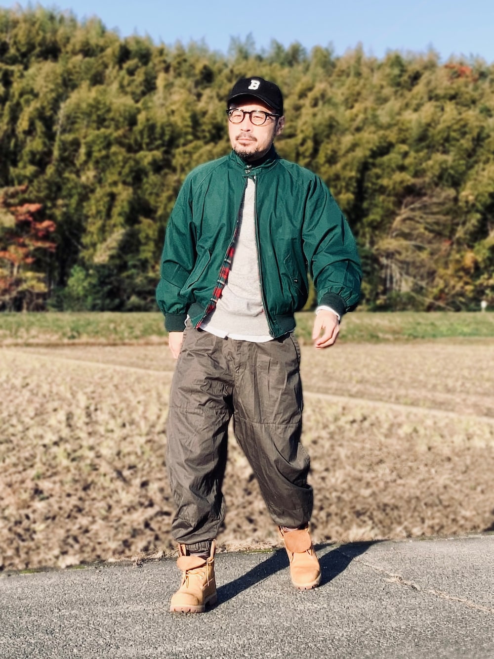 ホワイト系のシャツ/ブラウス、グレー系のスウェット、グリーン系のブルゾンを着用したメンズの秋コーディネートの2枚目の写真