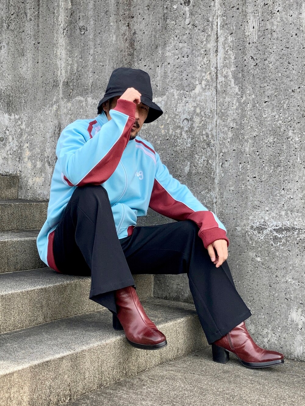 ブルー系のその他アウター、ブラック系のスラックス、レッド系のブーツを着用したメンズの秋コーディネートの5枚目の写真