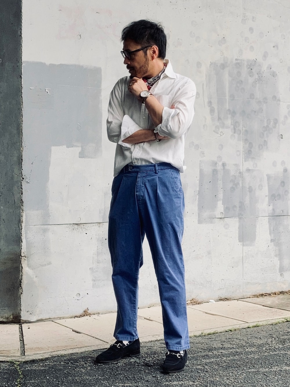 ホワイト系のシャツ/ブラウス、ブルー系のスラックス、ブラック系のローファーを着用したメンズの夏コーディネートの2枚目の写真