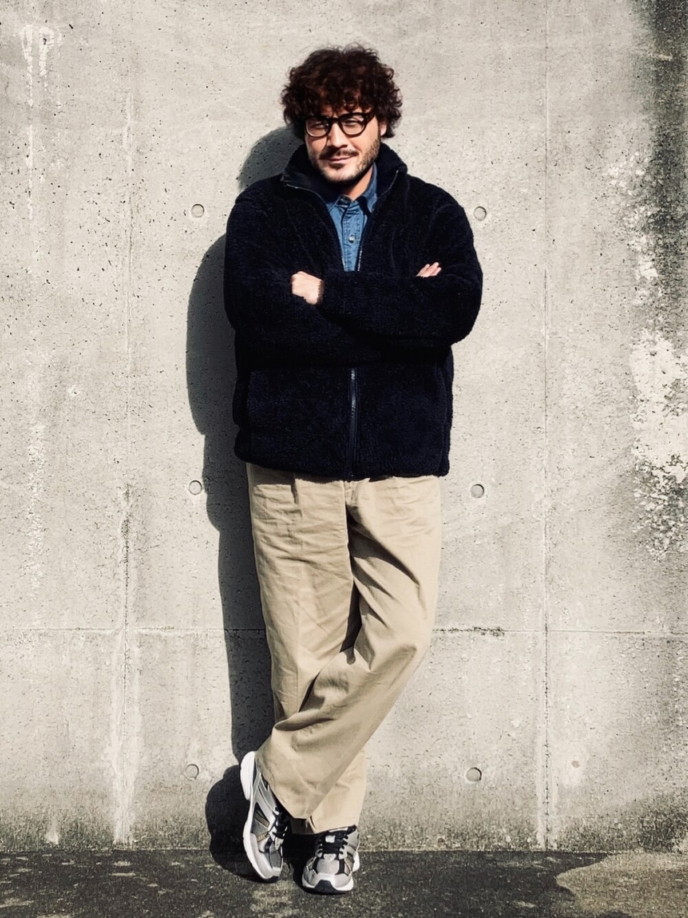 ブラック系のその他アウター、ブルー系のシャツ/ブラウス、ベージュ系のチノパンツを着用したメンズの冬コーディネートの2枚目の写真