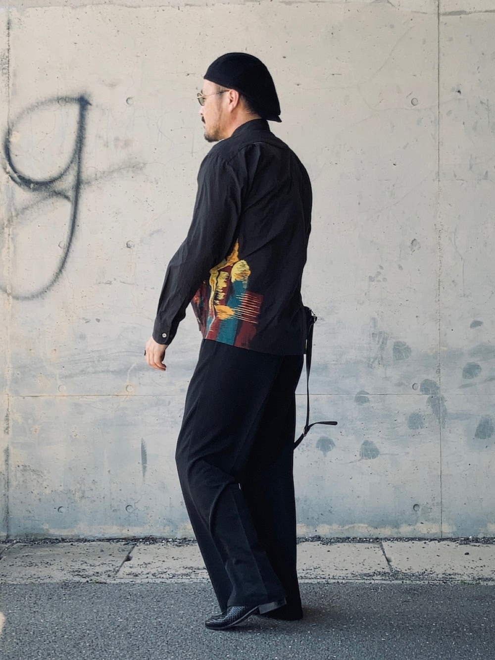 ブラック系のシャツ/ブラウス、ブラック系のタンクトップ、ブラック系のスラックスを着用したメンズの春コーディネートの5枚目の写真