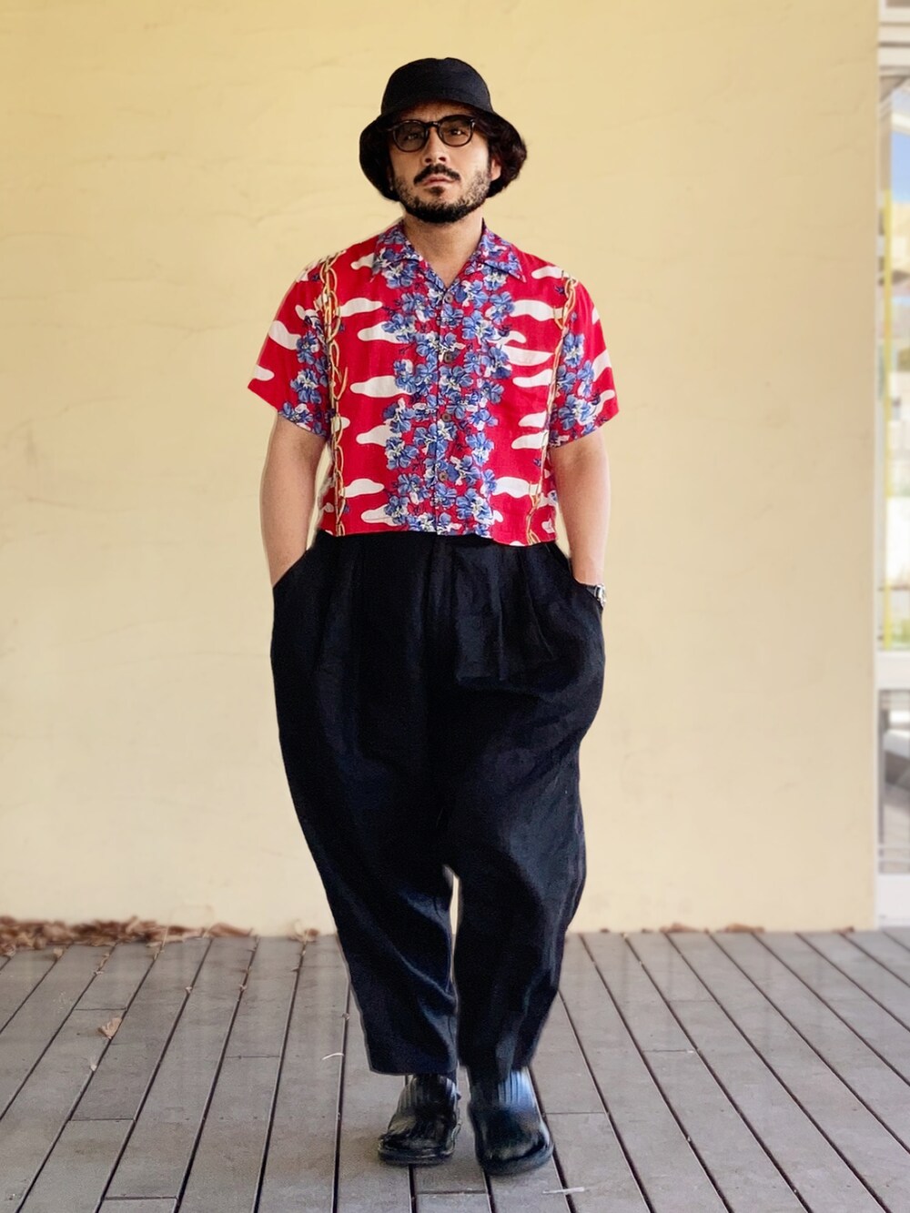 レッド系のシャツ/ブラウス、ブラック系のサンダル、ブラック系のその他パンツを着用したメンズの夏コーディネートの2枚目の写真