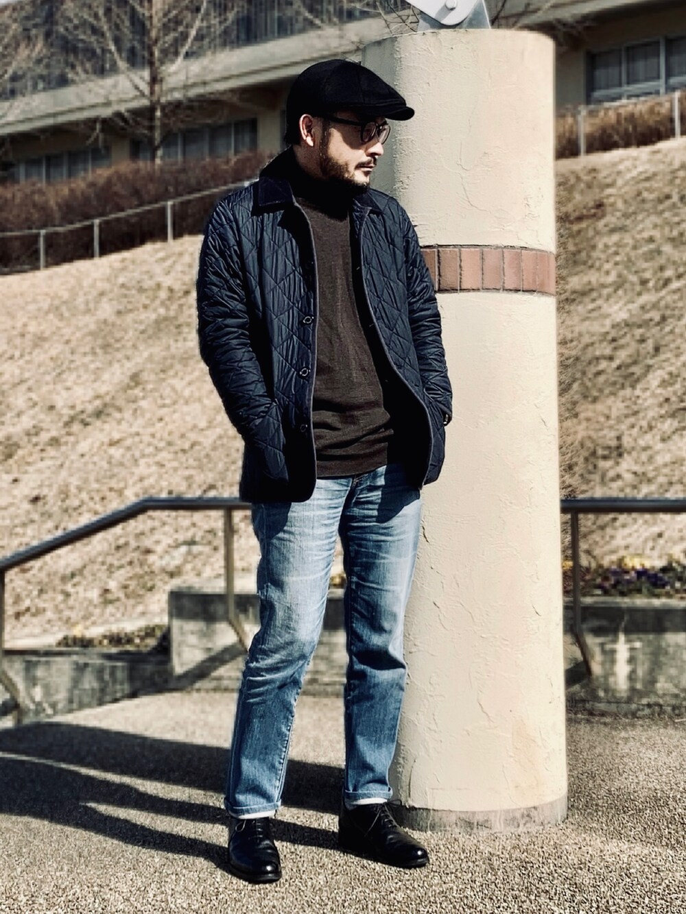 ブラウン系のニット/セーター、ブルー系のその他アウター、グリーン系のその他アウターを着用したメンズの冬コーディネートの3枚目の写真