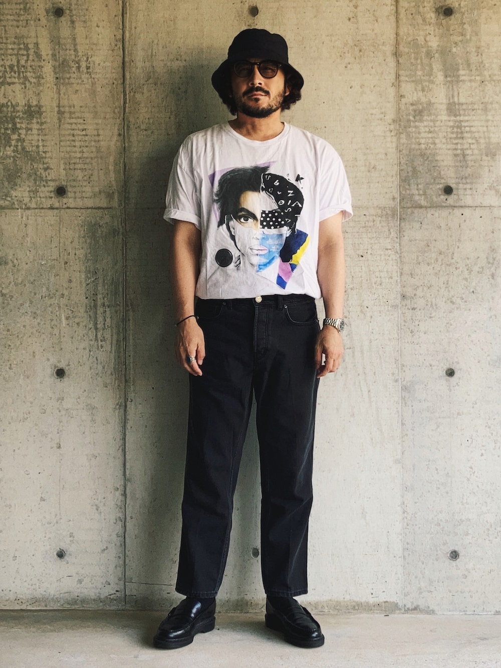 ホワイト系のTシャツ/カットソー、ブラック系のデニムパンツ、ブラック系のローファーを着用したメンズの夏コーディネートの2枚目の写真