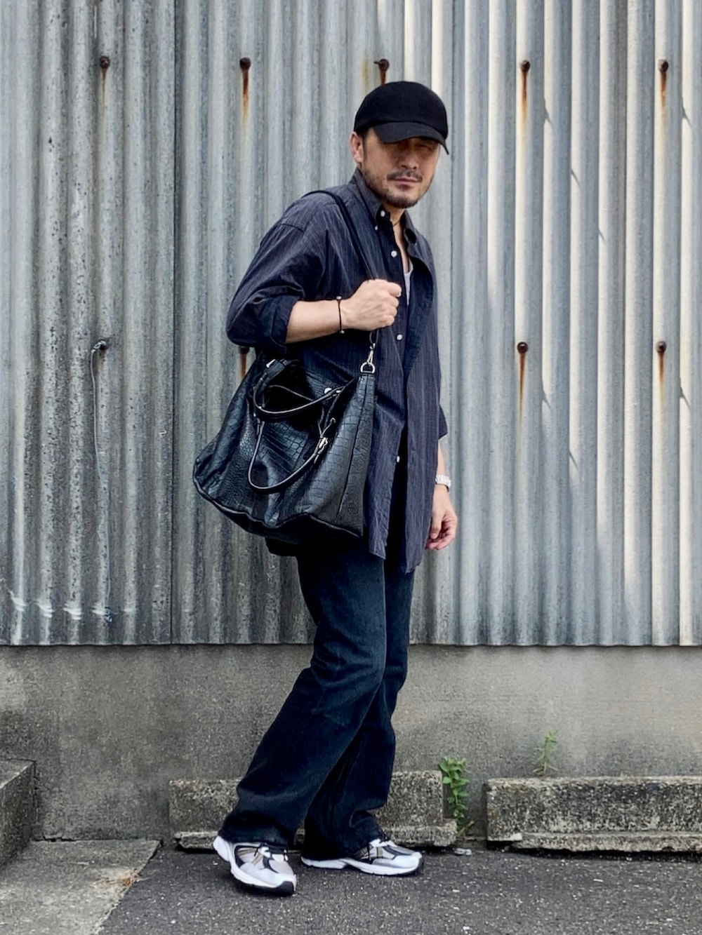 グリーン系のシャツ/ブラウス、ブラック系のデニムパンツ、ブラック系のスニーカーを着用したメンズの夏コーディネートの3枚目の写真