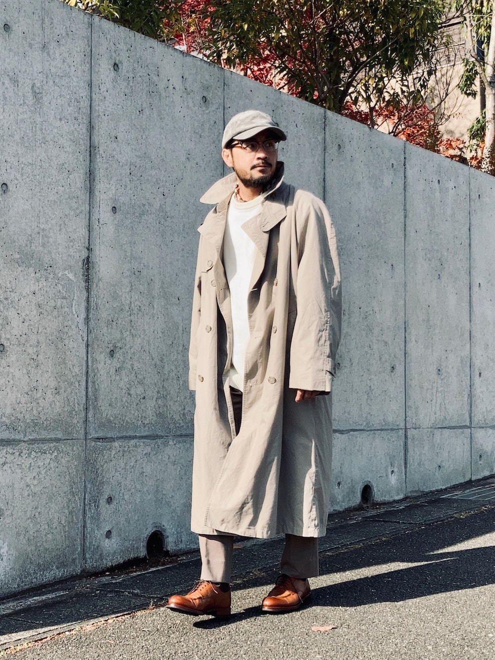 その他のニット/セーター、ベージュ系のトレンチコート、ベージュ系のスラックスを着用したメンズの秋コーディネートの2枚目の写真