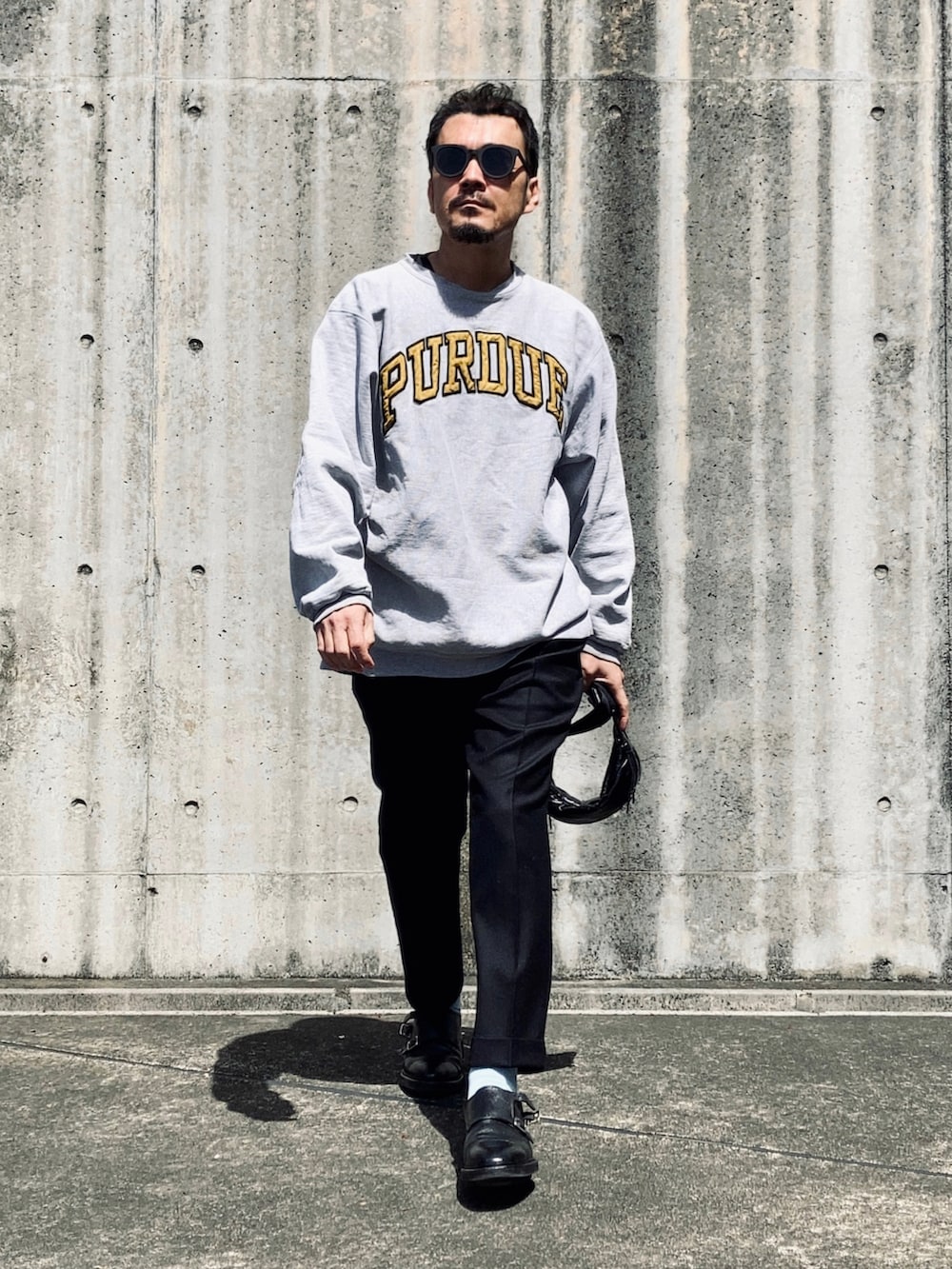 グレー系のスウェット、ブラック系のその他パンツ、ブラック系のドレスシューズを着用したメンズの春コーディネートの2枚目の写真