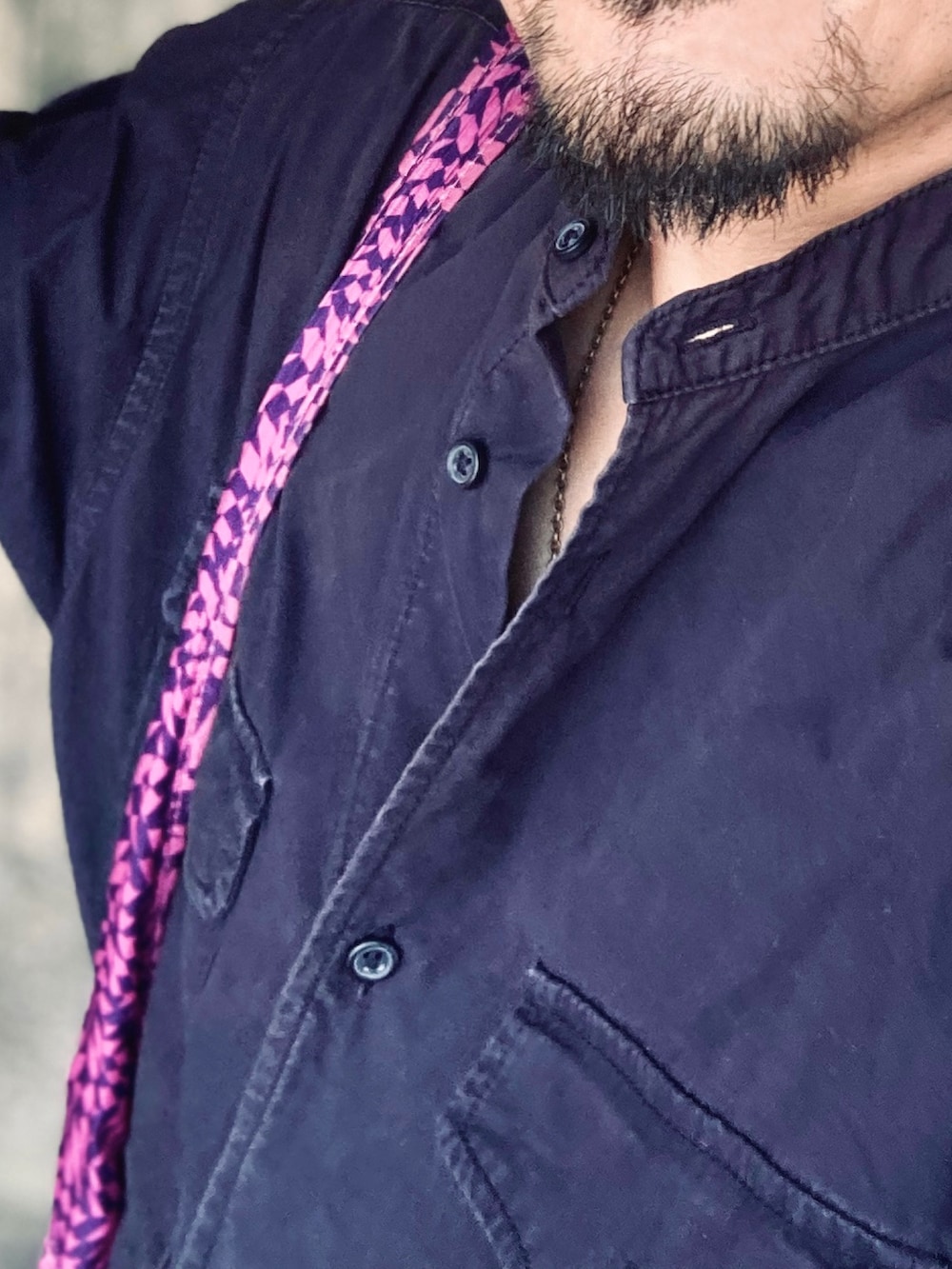 ブルー系のシャツ/ブラウス、グレー系のパンツ、ブラウン系のサンダルを着用したメンズの春コーディネートの5枚目の写真