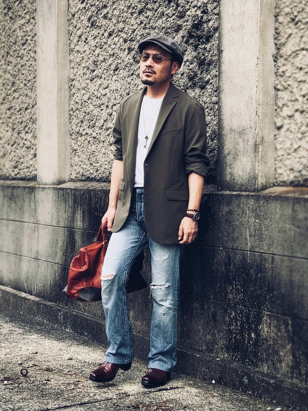 ホワイト系のTシャツ/カットソー、グリーン系のテーラードジャケット、ブルー系のデニムパンツを着用したメンズの夏コーディネートの2枚目の写真