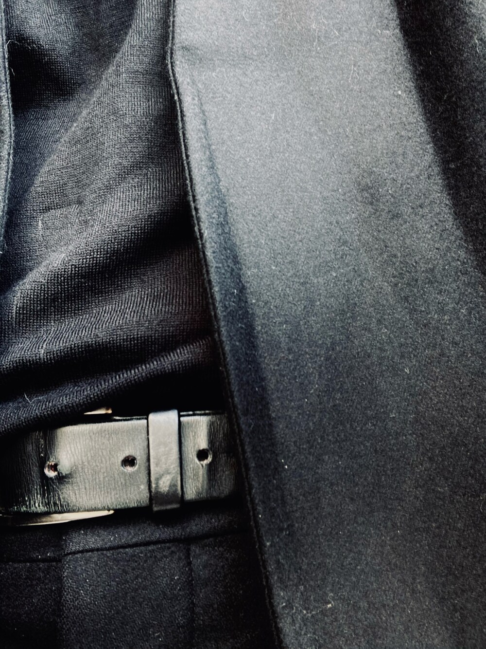 ブラック系のニット/セーター、ブラック系のスラックス、ブラック系のテーラードジャケットを着用したメンズの冬コーディネートの4枚目の写真