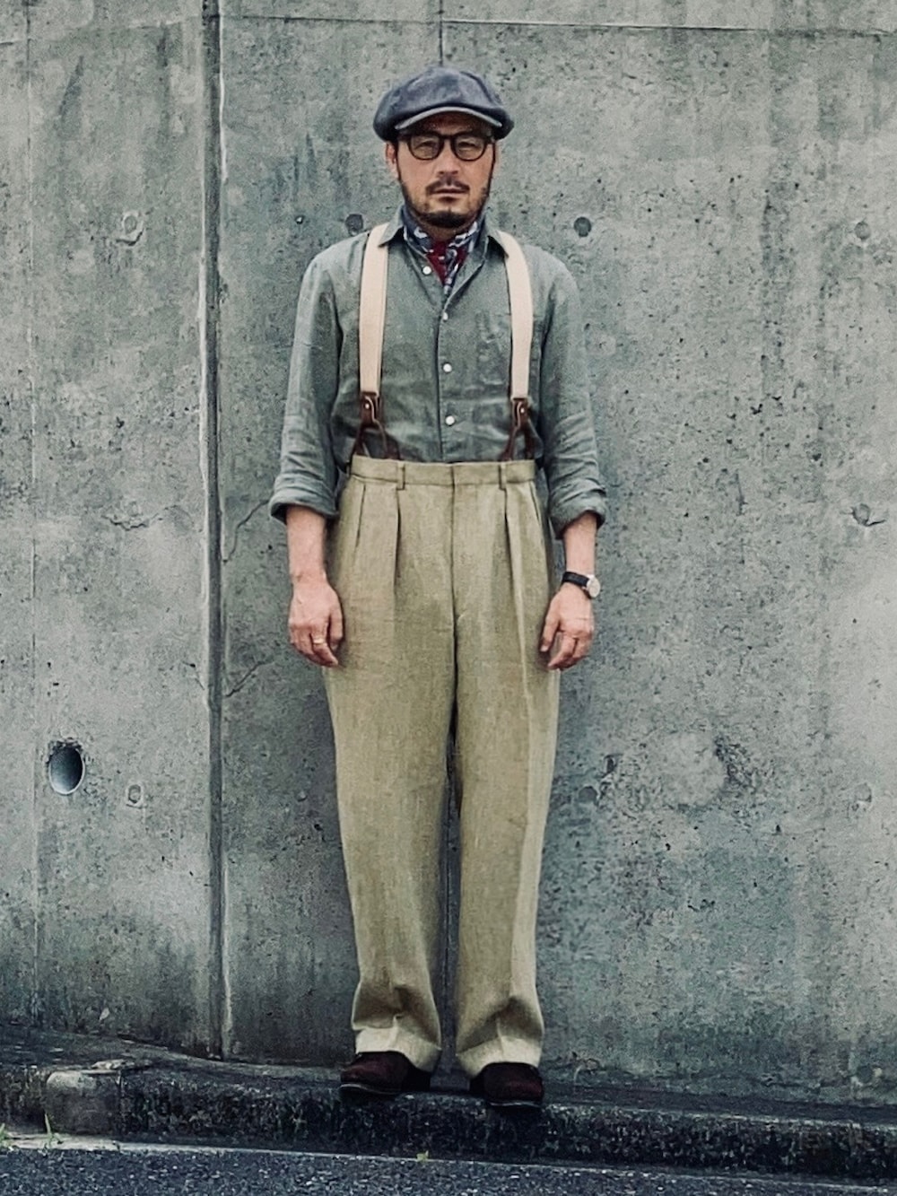 グリーン系のシャツ/ブラウス、その他のスラックス、ブラウン系のドレスシューズを着用したメンズの夏コーディネートの2枚目の写真