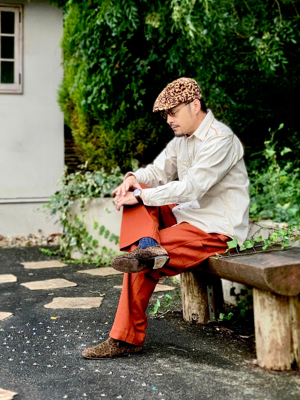 ベージュ系のシャツ/ブラウス、オレンジ系のカーゴパンツ、ブラウン系のスリッポンを着用したメンズの秋コーディネートの2枚目の写真