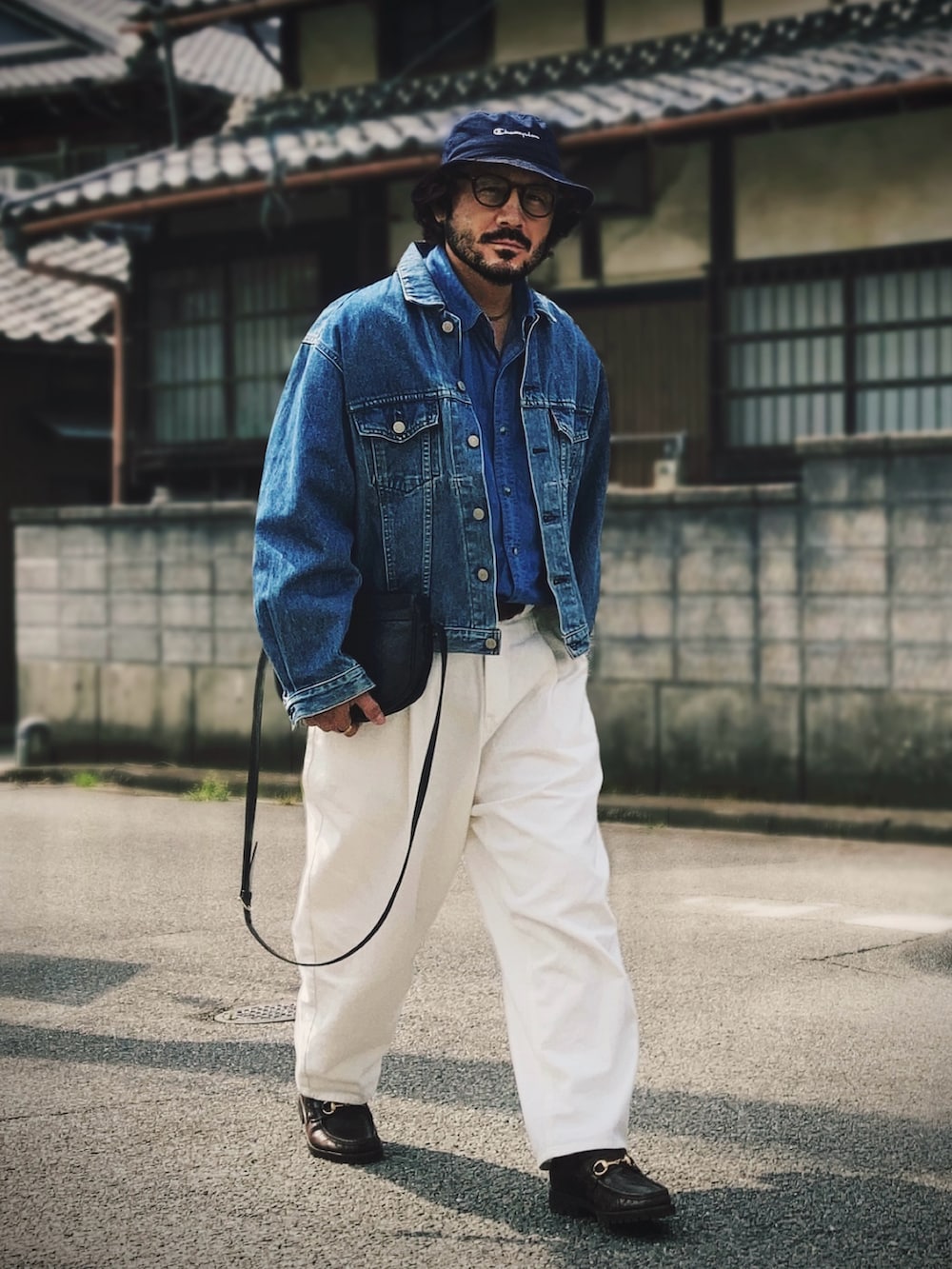 ブルー系のデニムジャケット、ブルー系のシャツ/ブラウス、ホワイト系のスラックスを着用したメンズの春コーディネートの3枚目の写真