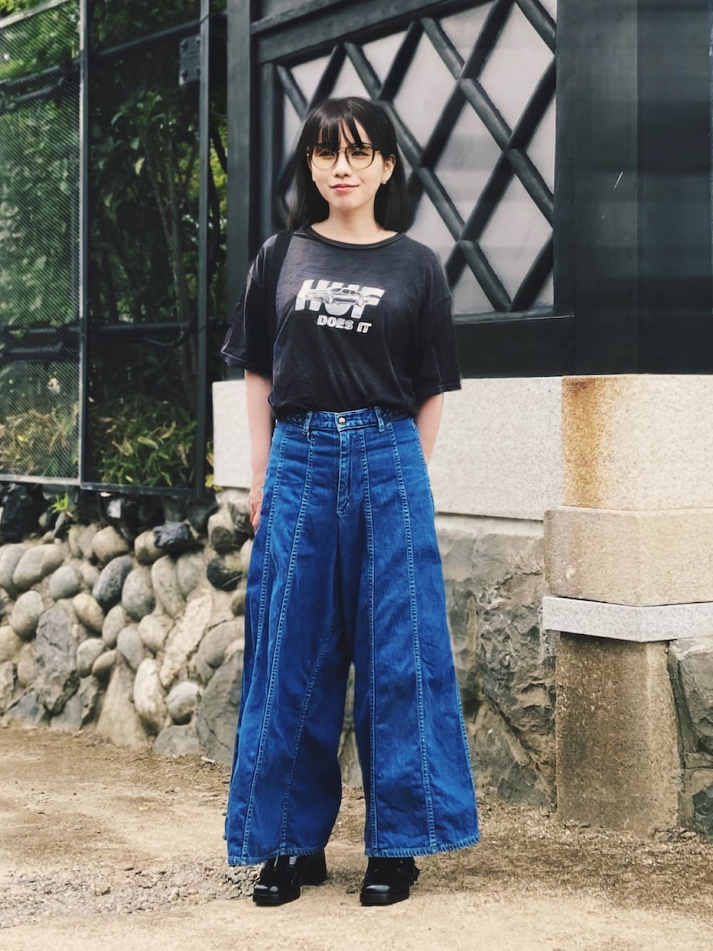 ブルー系のデニムパンツ、ブラック系のTシャツ/カットソー、ブラック系のローファーを着用したレディースの夏コーディネートの2枚目の写真